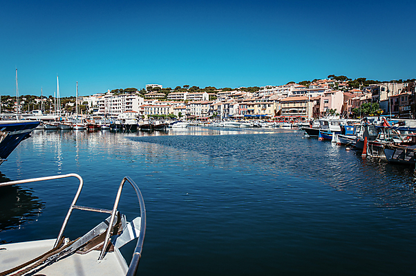 포토 JPG 주간 해외풍경 요트 유럽풍경 하늘 사람없음 야외 건물 항구 프랑스 지중해 휴양지 해안도시 마르세유 선박 까시스 남프랑스 국내포토 자연요소 해외 건축물 유럽 바다 수상교통 배_교통 교통시설 풍경 장소 도시 파일형식