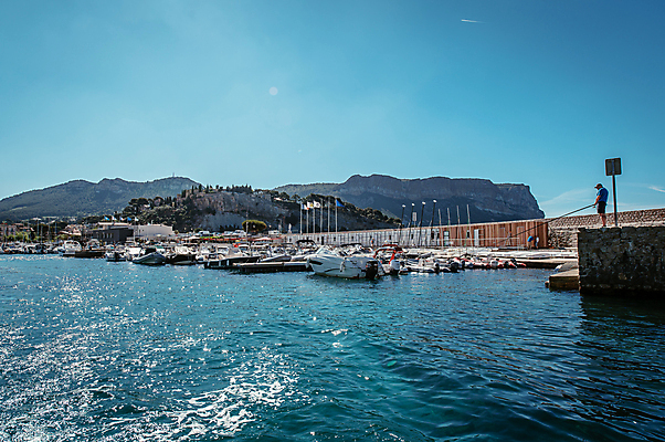 포토 JPG 주간 전신 해외풍경 유럽풍경 하늘 낚시 산 한명 성인 야외 항구 맑음 프랑스 지중해 방파제 낚시꾼 부둣가 마르세유 선박 성인한명만 까시스 남프랑스 국내포토 자연요소 1 해외 공공시설 유럽 바다 수상교통 교통시설 레저 날씨 사람 풍경 성인만 파일형식