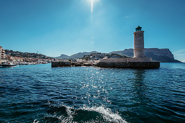 포토 JPG 주간 해외풍경 유럽풍경 하늘 등대 사람없음 야외 햇빛 항구 맑음 프랑스 지중해 방파제 마르세유 까시스 국내포토 자연요소 해외 공공시설 유럽 바다 교통시설 날씨 풍경 태양 파일형식