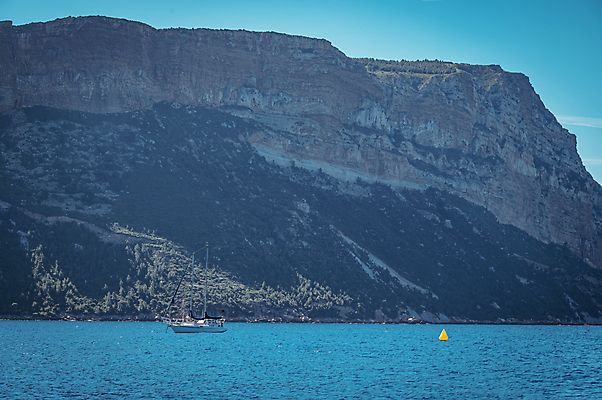포토 JPG 주간 해외풍경 요트 유럽풍경 사람없음 야외 맑음 절벽 프랑스 지중해 휴양지 마르세유 선박 까시스 국내포토 자연요소 해외 유럽 바다 수상교통 배_교통 날씨 풍경 장소 파일형식