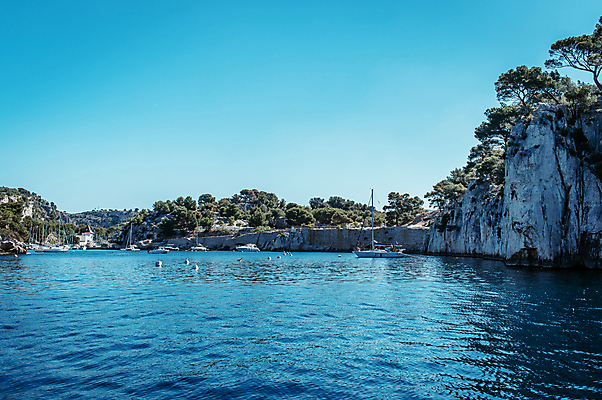 포토 JPG 주간 나무 해외풍경 요트 유럽풍경 하늘 국립공원 사람없음 야외 맑음 절벽 프랑스 지중해 휴양지 마르세유 까시스 국내포토 자연요소 식물 해외 공원 유럽 바다 배_교통 날씨 풍경 장소 파일형식