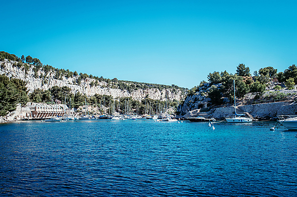 포토 JPG 주간 해외풍경 요트 유럽풍경 하늘 국립공원 사람없음 야외 맑음 절벽 프랑스 지중해 휴양지 마르세유 까시스 국내포토 자연요소 해외 공원 유럽 바다 배_교통 날씨 풍경 장소 파일형식