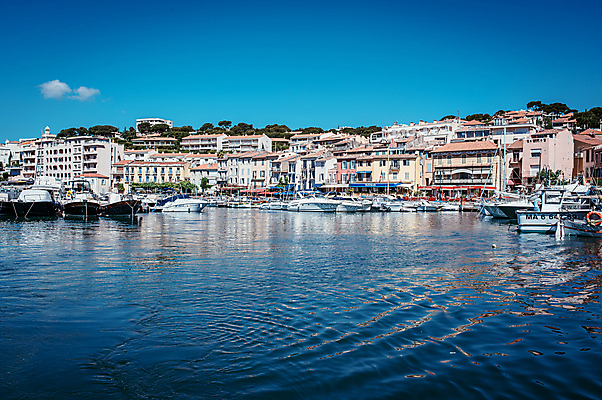 포토 JPG 주간 해외풍경 유럽풍경 하늘 주택 사람없음 야외 건물 항구 프랑스 지중해 해안도시 마르세유 선박 까시스 국내포토 자연요소 해외 건축물 유럽 바다 수상교통 교통시설 풍경 도시 파일형식