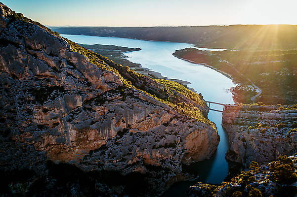 포토 JPG 주간 해외풍경 호수 유럽풍경 산 사람없음 야외 강 햇빛 골짜기 프랑스 휴양지 항공촬영 전경 남프랑스 국내포토 자연요소 해외 유럽 뷰포인트 자연 풍경 태양 장소 파일형식 탑뷰