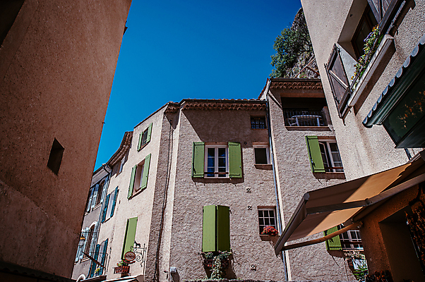 포토 JPG 주간 해외풍경 유럽풍경 하늘 유럽건축 사람없음 야외 건물 마을 세계문화유산 프랑스 중세 골목길 차양막 남프랑스 국내포토 자연요소 해외 건축물 유럽 길 서양건축 풍경 문화재 역사 차양 파일형식
