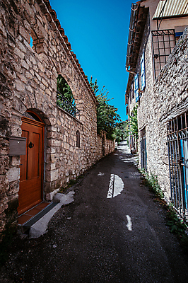포토 JPG 주간 해외풍경 유럽풍경 하늘 유럽건축 사람없음 야외 건물 마을 세계문화유산 프랑스 중세 골목길 그늘 대문 남프랑스 국내포토 자연요소 해외 건축물 유럽 길 서양건축 풍경 문 문화재 역사 파일형식