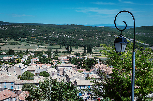 포토 JPG 주간 해외풍경 가로등 유럽풍경 하늘 산 사람없음 야외 건물 마을 프랑스 중세 전경 남프랑스 국내포토 자연요소 해외 건축물 공공시설 유럽 풍경 역사 파일형식 탑뷰
