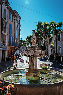 포토 JPG 주간 나무 해외풍경 유럽풍경 하늘 주택 사람없음 야외 마을 프랑스 분수대 광장 남프랑스 국내포토 자연요소 식물 해외 유럽 풍경 건물 파일형식