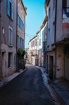 포토 JPG 주간 해외풍경 유럽풍경 하늘 주택 사람없음 야외 건물 마을 프랑스 시골 골목길 그늘 남프랑스 국내포토 자연요소 해외 건축물 유럽 길 풍경 파일형식