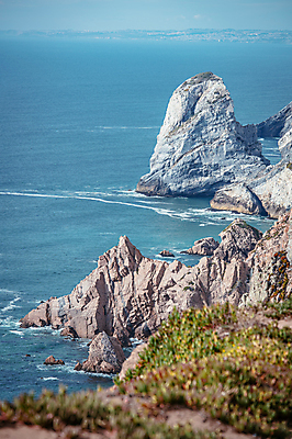 포토 JPG 주간 해외풍경 유럽풍경 자연 사람없음 야외 바위 소프트포커스 포르투갈 대서양 신트라 해안절벽 국내포토 자연요소 해외 유럽 바다 촬영기법 풍경 절벽 돌_바위 생태계 파일형식
