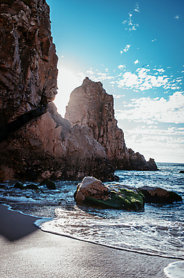 포토 JPG 주간 구름 해외풍경 파도 유럽풍경 자연 하늘 해변 사람없음 야외 바위 포르투갈 대서양 신트라 해안절벽 국내포토 자연요소 해외 유럽 바다 풍경 절벽 돌_바위 생태계 파일형식