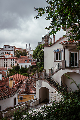 포토 JPG 주간 구름 해외풍경 유럽풍경 나뭇잎 주택 사람없음 야외 건물 마을 포르투갈 흐림 신트라 국내포토 자연요소 해외 건축물 유럽 잎 날씨 풍경 파일형식