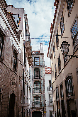 포토 JPG 주간 구름 해외풍경 가로등 유럽풍경 하늘 주택 사람없음 야외 건물 골목길 포르투갈 리스본 국내포토 자연요소 해외 건축물 공공시설 유럽 길 풍경 파일형식