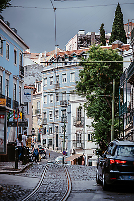 포토 JPG 주간 해외풍경 유럽풍경 자동차 하늘 거리 주택 여러명 성인 야외 건물 포르투갈 흐림 리스본 선로 트램 성인만 국내포토 자연요소 해외 건축물 유럽 육상교통 교통수단 다수 날씨 사람 풍경 파일형식