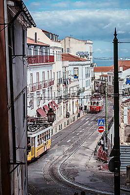 포토 JPG 주간 해외풍경 유럽풍경 하늘 거리 주택 사람없음 야외 건물 포르투갈 리스본 선로 트램 전경 국내포토 자연요소 해외 건축물 유럽 교통수단 풍경 파일형식 탑뷰
