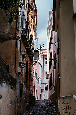 포토 JPG 주간 해외풍경 가로등 유럽풍경 하늘 주택 사람없음 야외 건물 골목길 그늘 포르투갈 좁은 리스본 국내포토 자연요소 해외 건축물 공공시설 유럽 길 풍경 파일형식