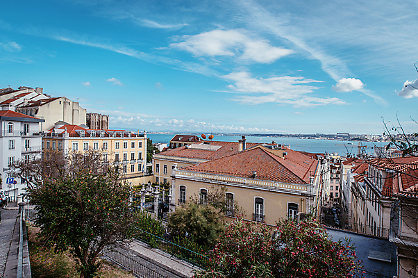포토 JPG 주간 구름 해외풍경 바다 유럽풍경 하늘 주택 사람없음 야외 건물 포르투갈 해안도시 리스본 전경 국내포토 자연요소 해외 건축물 유럽 풍경 도시 파일형식 탑뷰