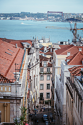 포토 JPG 주간 해외풍경 바다 유럽풍경 주택 사람없음 야외 건물 항구 포르투갈 해안도시 타워크레인 리스본 전경 국내포토 자연요소 해외 건축물 유럽 교통시설 풍경 도시 기중기 파일형식 탑뷰