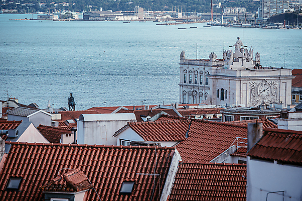 포토 JPG 주간 해외풍경 바다 유럽풍경 유럽건축 주택 사람없음 야외 건물 항구 포르투갈 해안도시 리스본 전경 국내포토 자연요소 해외 건축물 유럽 서양건축 교통시설 풍경 도시 파일형식 탑뷰