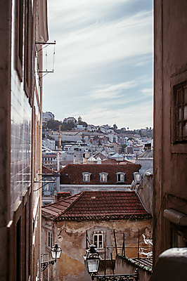 포토 JPG 주간 해외풍경 가로등 유럽풍경 하늘 주택 사람없음 야외 건물 마을 골목길 포르투갈 리스본 전경 국내포토 자연요소 해외 건축물 공공시설 유럽 길 풍경 파일형식 탑뷰