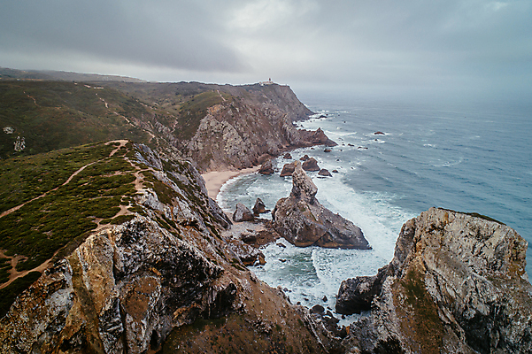 포토 JPG 주간 해외풍경 파도 유럽풍경 자연 하늘 해변 사람없음 야외 포르투갈 흐림 대서양 항공촬영 신트라 해안절벽 전경 국내포토 자연요소 해외 유럽 바다 뷰포인트 날씨 풍경 절벽 생태계 파일형식 탑뷰