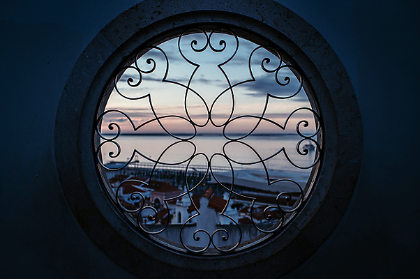 포토 JPG 구름 해외풍경 바다 유럽풍경 하늘 아침 실내 사람없음 항구 포르투갈 창틀 리스본 국내포토 주간 자연요소 해외 유럽 창문 교통시설 풍경 내부 파일형식