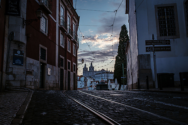 포토 JPG 구름 해외풍경 유럽풍경 하늘 아침 주택 사람없음 야외 건물 어둠 포르투갈 리스본 선로 트램 국내포토 주간 자연요소 해외 건축물 유럽 교통수단 풍경 파일형식