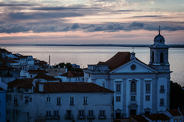 포토 JPG 구름 해외풍경 바다 유럽풍경 하늘 유럽건축 아침 주택 사람없음 야외 건물 포르투갈 해안도시 리스본 국내포토 주간 자연요소 해외 건축물 유럽 서양건축 풍경 도시 파일형식