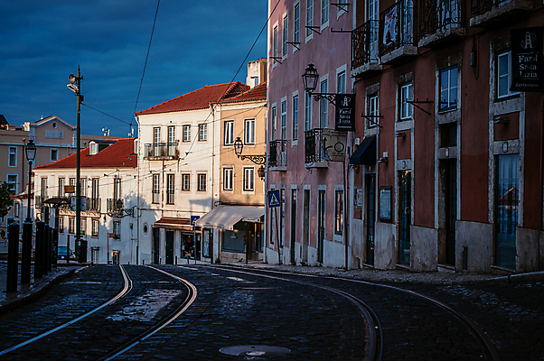 포토 JPG 해외풍경 유럽풍경 하늘 아침 거리 주택 사람없음 야외 건물 어둠 포르투갈 전봇대 리스본 선로 트램 국내포토 주간 해외 건축물 공공시설 유럽 교통수단 풍경 파일형식