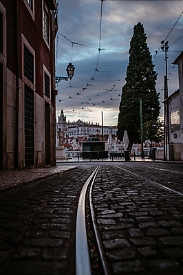 포토 JPG 구름 해외풍경 가로등 유럽풍경 하늘 아침 거리 사람없음 야외 건물 일출 포르투갈 돌길 리스본 선로 트램 국내포토 주간 자연요소 해외 건축물 공공시설 유럽 길 교통수단 풍경 노을 파일형식