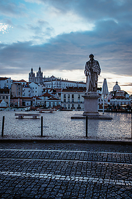포토 JPG 구름 해외풍경 벤치 유럽풍경 하늘 아침 거리 사람없음 야외 건물 일출 산책 포르투갈 광장 인물조각상 리스본 선로 국내포토 주간 자연요소 해외 건축물 유럽 의자 휴식 풍경 조각상 노을 파일형식