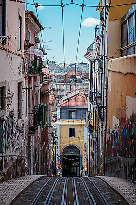 포토 JPG 주간 해외풍경 유럽풍경 하늘 주택 사람없음 야외 건물 골목길 그래피티 포르투갈 리스본 선로 트램 전경 국내포토 자연요소 해외 건축물 유럽 길 교통수단 풍경 낙서 그림 파일형식 탑뷰
