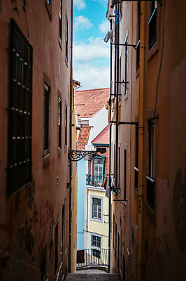 포토 JPG 주간 구름 해외풍경 유럽풍경 하늘 주택 사람없음 야외 건물 골목길 포르투갈 좁은 리스본 국내포토 자연요소 해외 건축물 유럽 길 풍경 파일형식
