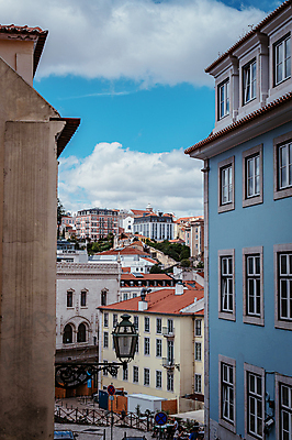 포토 JPG 주간 구름 해외풍경 가로등 유럽풍경 하늘 주택 사람없음 야외 건물 골목길 포르투갈 리스본 국내포토 자연요소 해외 건축물 공공시설 유럽 길 풍경 파일형식