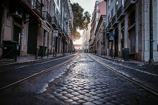포토 JPG 해외풍경 유럽풍경 아침 거리 주택 사람없음 야외 건물 햇빛 보행로 포르투갈 리스본 선로 트램 국내포토 주간 해외 건축물 유럽 길 교통수단 풍경 태양 파일형식