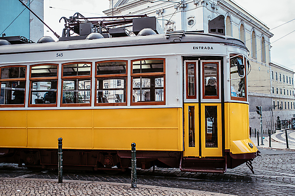 포토 JPG 해외풍경 유럽풍경 아침 거리 대중교통 사람없음 야외 건물 포르투갈 리스본 트램 국내포토 주간 해외 건축물 유럽 교통수단 풍경 파일형식