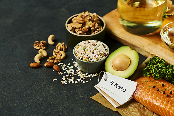 포토 JPG 스튜디오촬영 그릇 다이어트 식재료 검은배경 실내 파슬리 사람없음 건강관리 쌀 신선 올리브오일 유기농 호두 연어 잡곡 아몬드 아보카도 건강식 웰빙음식 나무도마 저칼로리 저칼로리식단 캐슈넛 단어장 저탄수화물 키토제닉다이어트 국내포토 식기 웰빙 음식 백그라운드 채소 과일 곡류 도마 건강 식이요법 관리 어류 내부 목재 검은색 공책 견과류 기름_음식 식단 탄수화물 파일형식