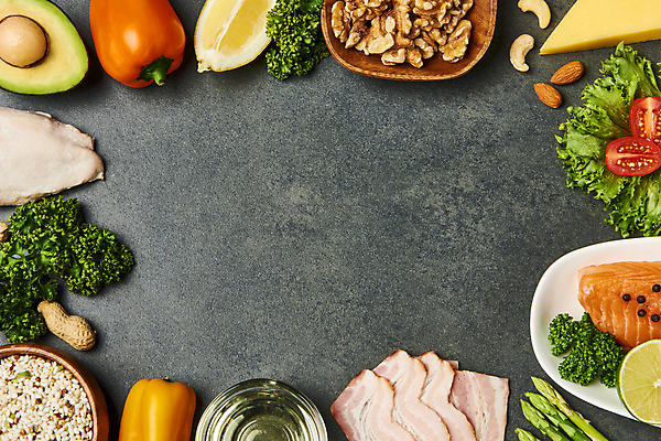 포토 JPG 스튜디오촬영 접시 다이어트 식재료 방울토마토 검은배경 피망 치즈 프레임 실내 파슬리 사람없음 하이앵글 건강관리 신선 올리브오일 레몬 유기농 땅콩 라임 연어 잡곡 베이컨 아몬드 아보카도 건강식 웰빙음식 나무그릇 닭가슴살 저칼로리 저칼로리식단 캐슈넛 통후추 플랫레이 저탄수화물 키토제닉다이어트 국내포토 그릇 식기 웰빙 음식 뷰포인트 백그라운드 토마토 채소 과일 유제품 건강 식이요법 관리 돼지고기 어류 내부 목재 검은색 닭고기 견과류 플랫 기름_음식 후추 식단 탄수화물 파일형식