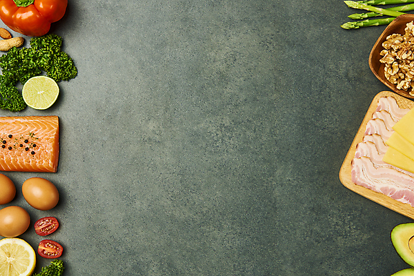 포토 JPG 스튜디오촬영 다이어트 식재료 방울토마토 검은배경 피망 치즈 프레임 실내 파슬리 사람없음 하이앵글 건강관리 계란 신선 레몬 유기농 아스파라거스 호두 라임 연어 베이컨 아보카도 건강식 웰빙음식 나무그릇 나무도마 저칼로리 저칼로리식단 카피스페이스 저탄수화물 키토제닉다이어트 국내포토 그릇 웰빙 음식 뷰포인트 백그라운드 토마토 채소 과일 유제품 도마 건강 식이요법 관리 돼지고기 어류 내부 목재 알 검은색 공백 견과류 식단 탄수화물 파일형식