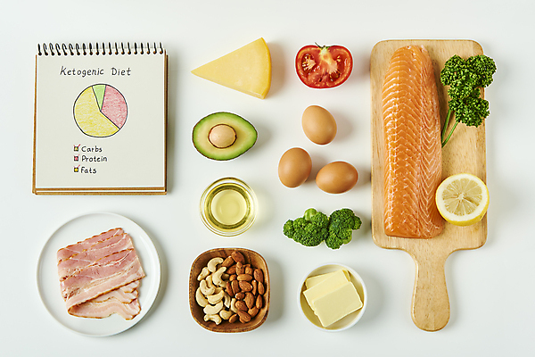 포토 JPG 스튜디오촬영 접시 다이어트 토마토 식재료 치즈 실내 파슬리 사람없음 하이앵글 건강관리 계란 신선 올리브오일 브로콜리 배열 레몬 흰배경 유기농 연어 스프링노트 베이컨 아몬드 원그래프 버터 아보카도 건강식 웰빙음식 나무그릇 나무도마 저칼로리 저칼로리식단 캐슈넛 저탄수화물 키토제닉다이어트 가지런함 국내포토 그릇 식기 웰빙 음식 뷰포인트 백그라운드 컨셉 채소 과일 그래프 유제품 도마 건강 식이요법 관리 돼지고기 어류 내부 목재 알 공책 견과류 흰색 기름_음식 식단 탄수화물 파일형식