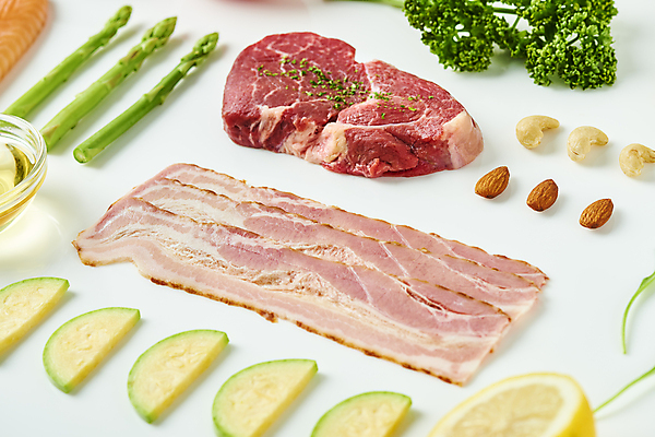 포토 JPG 스튜디오촬영 다이어트 식재료 실내 파슬리 생고기 근접촬영 사람없음 건강관리 신선 올리브오일 배열 레몬 흰배경 유기농 아스파라거스 베이컨 아몬드 애호박 건강식 웰빙음식 저칼로리 저칼로리식단 캐슈넛 저탄수화물 키토제닉다이어트 가지런함 국내포토 웰빙 음식 뷰포인트 백그라운드 컨셉 채소 과일 호박 건강 식이요법 관리 육류 돼지고기 내부 견과류 흰색 기름_음식 식단 탄수화물 파일형식