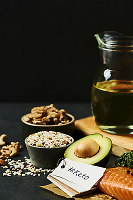 포토 JPG 스튜디오촬영 그릇 다이어트 식재료 검은배경 실내 사람없음 건강관리 신선 올리브오일 유기농 호두 연어 잡곡 아보카도 건강식 웰빙음식 나무도마 저칼로리 저칼로리식단 해시태그 단어장 저탄수화물 키토제닉다이어트 국내포토 식기 웰빙 음식 백그라운드 과일 도마 건강 식이요법 관리 어류 내부 목재 검은색 공책 견과류 기름_음식 특수문자 식단 탄수화물 파일형식