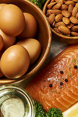포토 JPG 스튜디오촬영 다이어트 식재료 실내 근접촬영 사람없음 하이앵글 건강관리 계란 신선 올리브오일 유기농 담기 연어 아몬드 건강식 웰빙음식 나무그릇 저칼로리 저칼로리식단 통후추 저탄수화물 키토제닉다이어트 국내포토 그릇 웰빙 음식 뷰포인트 모션 건강 식이요법 관리 어류 내부 목재 알 견과류 기름_음식 후추 식단 탄수화물 파일형식