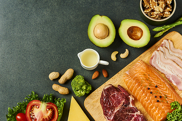 포토 JPG 스튜디오촬영 다이어트 토마토 식재료 검은배경 치즈 실내 생고기 사람없음 하이앵글 건강관리 신선 올리브오일 브로콜리 유기농 아스파라거스 땅콩 호두 연어 베이컨 아몬드 아보카도 건강식 웰빙음식 나무도마 시럽컵 저칼로리 저칼로리식단 캐슈넛 카피스페이스 저탄수화물 키토제닉다이어트 국내포토 웰빙 음식 뷰포인트 백그라운드 채소 과일 유제품 도마 건강 식이요법 관리 육류 돼지고기 어류 내부 목재 검은색 공백 견과류 기름_음식 식단 탄수화물 파일형식