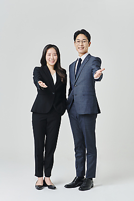 포토 JPG 스튜디오촬영 전신 응시 여자 남자 안경 회색배경 넥타이 실내 서기 미소 정장 성인 두명 앞모습 30대 비즈니스라이프 한국인 직장인 비즈니스맨 비즈니스우먼 손내밀기 주머니손 성인만 안경낌 국내포토 직업 라이프스타일 시선 잡화 옷 뷰포인트 백그라운드 비즈니스 모션 표정 사람 동양인 손짓 내부 장년 회색 파일형식