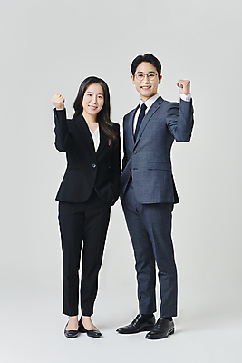 포토 JPG 스튜디오촬영 전신 응시 여자 남자 안경 회색배경 넥타이 실내 서기 미소 정장 성인 두명 앞모습 30대 비즈니스라이프 파이팅 주먹 한국인 직장인 비즈니스맨 비즈니스우먼 주머니손 성인만 안경낌 국내포토 직업 라이프스타일 시선 잡화 옷 뷰포인트 백그라운드 비즈니스 모션 표정 사람 동양인 내부 장년 회색 파일형식