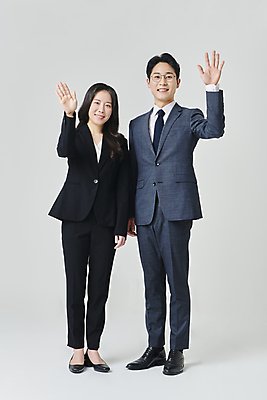 포토 JPG 스튜디오촬영 전신 응시 여자 남자 안경 회색배경 넥타이 실내 서기 미소 정장 성인 두명 앞모습 30대 비즈니스라이프 한국인 직장인 비즈니스맨 비즈니스우먼 손인사 성인만 안경낌 국내포토 직업 라이프스타일 시선 잡화 옷 뷰포인트 백그라운드 비즈니스 모션 표정 사람 동양인 내부 장년 회색 인사 파일형식