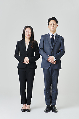 포토 JPG 스튜디오촬영 전신 응시 여자 남자 안경 회색배경 넥타이 실내 서기 미소 정장 성인 두명 앞모습 30대 비즈니스라이프 한국인 직장인 비즈니스맨 비즈니스우먼 손모으기 성인만 안경낌 국내포토 직업 라이프스타일 시선 잡화 옷 뷰포인트 백그라운드 비즈니스 모션 표정 사람 동양인 손짓 내부 장년 회색 파일형식