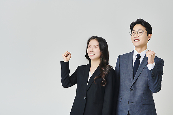 포토 JPG 스튜디오촬영 응시 여자 남자 안경 회색배경 넥타이 실내 미소 정장 상반신 성인 두명 앞모습 30대 비즈니스라이프 파이팅 주먹 한국인 직장인 비즈니스맨 비즈니스우먼 성인만 안경낌 국내포토 직업 라이프스타일 시선 잡화 옷 뷰포인트 백그라운드 비즈니스 모션 표정 사람 동양인 내부 장년 회색 파일형식
