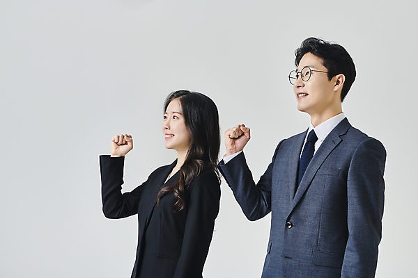 포토 JPG 스튜디오촬영 응시 여자 남자 안경 회색배경 넥타이 실내 미소 정장 상반신 성인 두명 옆모습 30대 비즈니스라이프 파이팅 주먹 한국인 직장인 비즈니스맨 비즈니스우먼 성인만 안경낌 국내포토 직업 라이프스타일 시선 잡화 옷 뷰포인트 백그라운드 비즈니스 모션 표정 사람 동양인 내부 장년 회색 파일형식